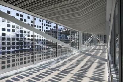 Neue Glasbrücke der Deutschen Messe zwischen Convention Center und Halle 7
