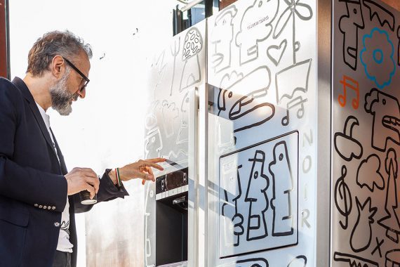 Massimo Bottura an einem von Thierry Noir verschönerten Kühlschrank. 