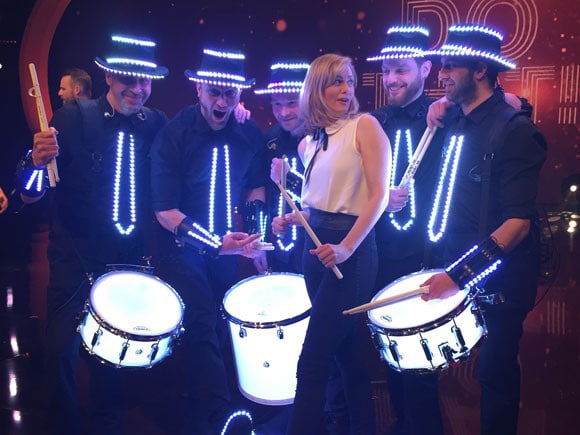 Gesine Cukrowski mit den Light Drummern von Sanostra