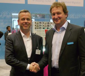 Vertragsunterzeichnung am Lawo Stand