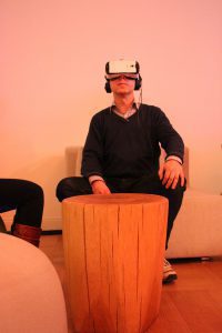 Mann mit Virtual Reality Brille