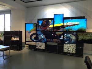 Motorrad auf einer Videowall