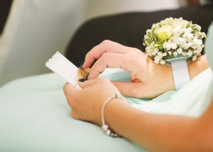 Braut mit Brautstrauß am Arm