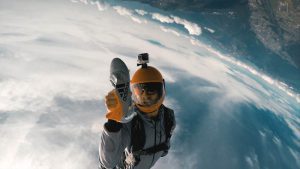 Sky-Diver mit einem Fußballschuh in der Hand