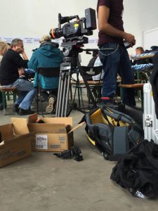 Die Sony-PXW-FS7 wird in der Technikschleuse vor dem Dreh einsatzbereit gemacht.