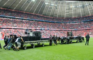 Aufbau der Bühne in der Halbzeit