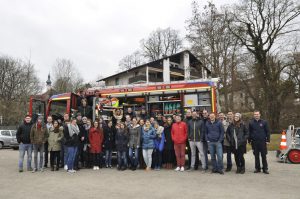erpam Roadshow mit Schülern und Feuerwehrauto
