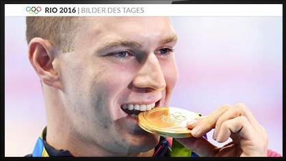 Olympischer Gewinner beißt auf seine Medaille