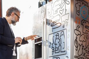 Massimo Bottura an einem von Thierry Noir verschönerten Kühlschrank.