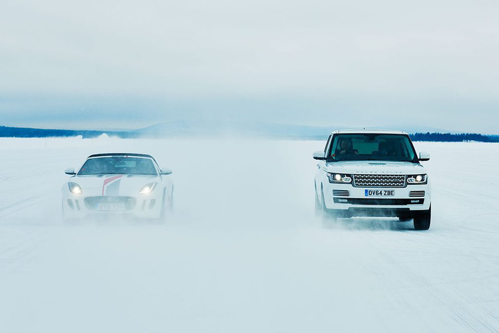 Zwei Autos erproben Fahren am Limit auf Eis und Schnee