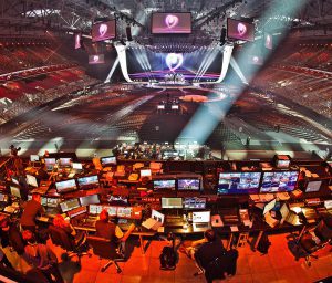 Veranstaltungs-Fachkräfte während der Arbeit beim Eurovision Song Contest 2011 in Düsseldorf.