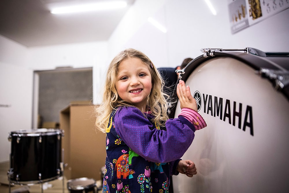 Mädchen vor einem Schlagzeug von Yamaha