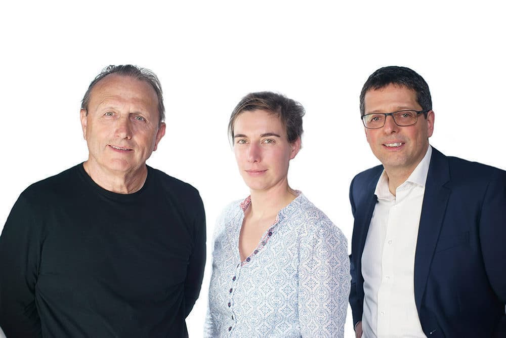 Geschäftsführerwechsel bei P+S Technik: Alfred Piffl verabschiedet sich aus der Geschäftsführung und übergibt die Verantwortung an seine Tochter Anna Piffl und Andreas Dasser (v.l.n.r.)