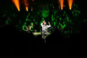 Sänger mit großer Band