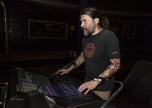 Lichtdesigner Martin Müller an seiner HOG4-Konsole