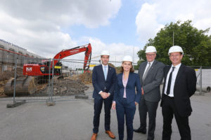 V.l.n.r.: Christian Plothe, Geschäftsführer der Messe Westfalenhallen Dortmund, Sabine Loos, Hauptgeschäftsführerin der Westfalenhallen Dortmund, Frank Weeke, Geschäftsführer der KHC Westfalenhallen und Jochen Meschke, Geschäftsführer der Veranstaltungszentrum Westfalenhallen auf der aktuellen Baustelle.