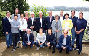 Foto (v.l.n.r.) Vordere Reihe: Prof. Dr. Johannes Kreile (VDKD-Justiziar), Ulrike Schirrmacher (bdv), Daniel Rothammer (bdv), Dr. Johannes Ulbricht (Justiziar bdv); Hintere Reihe: Klaus Wollny (bdv), Felix Hansen (bdv), Stephan Thanscheidt (bdv), Michaela Russ (VDKD), Folkert Koopmans (VDKD), Michael Herrmann (VDKD), Michael Russ (VDKD), Prof. Jens Michow (bdv), Sonia Simmenauer (VDKD), Pascal Funke (VDKD), Elisabeth Ehlers (VDKD), Christian Diekmann (VDKD), Christian Doll (bdv).