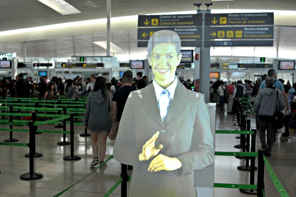 BrightSign HD1023-gesteuerter virtueller Assistent begrüßt Fluggäste am Flughafen Barcelona-El Prat