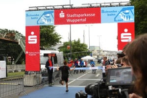 LED Display von Innlights Displaysolutions beim Wuppertaler Schwebebahnlauf