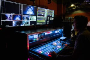 Videorack mit Misch-, Monitoring- und Routerhardware von Blackmagic Design