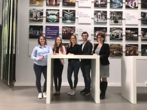 Die vier Studierenden, die ihre Praxisphasen in Langenlonsheim absolvieren werden, freuen sich auf die Zeit bei Mac. Rechts im Bild: Sandy Matos, Referentin der Geschäftsführung.