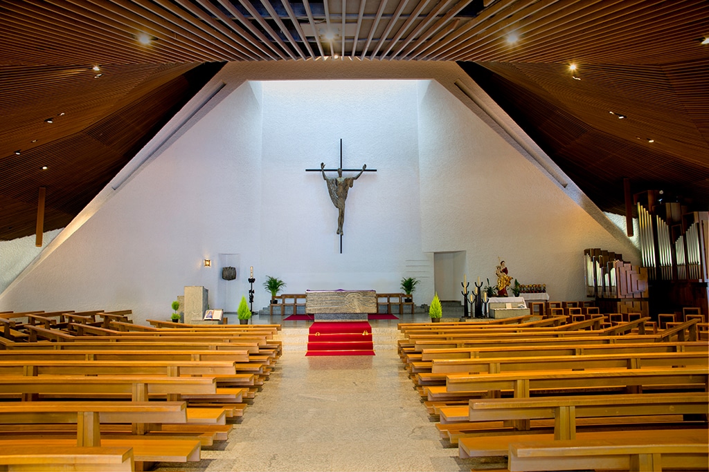 Altarraum der Herz-Jesu-Kirche in Brig (CH) mit optisch integrierten Meyer Sound CAL Lautsprechern