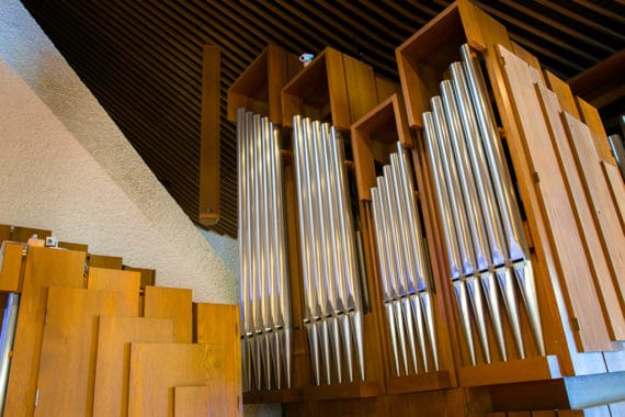Orgel der Herz-Jesu-Kirche in Brig (CH) mit optisch integrierten Meyer Sound CAL Lautsprechern