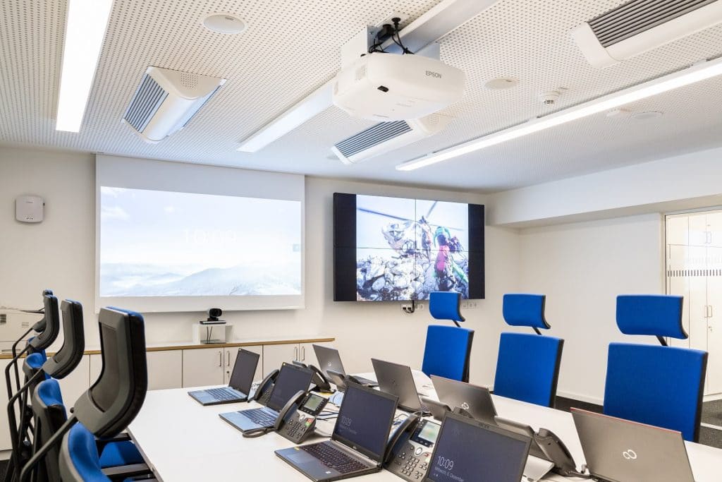 Besprechungsraum Polizeiführungsstab mit Cisco Videokonferenzsystem und 4er Monitor-Splitwand