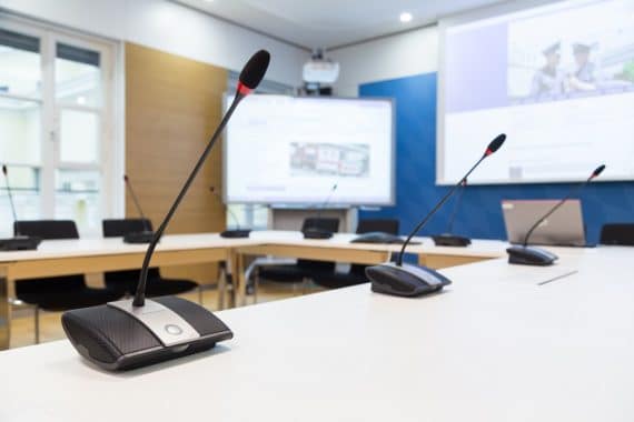 SAS-Raum mit Cisco-eigenen Mikrofonen für kleinere Videokonferenzen sowie Sennheiser ADN-Konferenzanlage für größere Videokonferenzen