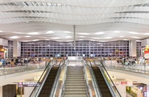 Der über 140.000 m² große, sanierte Terminal 2 umfasst Check-in-Einrichtungen, sowie einen eleganten Sky Plaza Shopping- und Essbereich