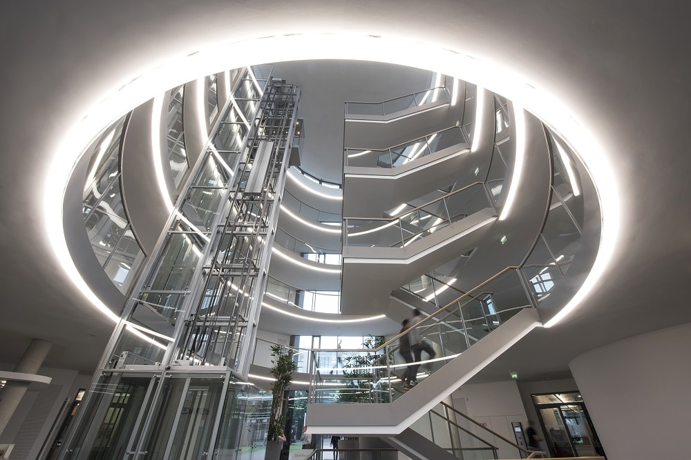 Atrium am Firmensitz des Paderborner Unternehmens dSPACE mit neuer LED-Beleuchtung