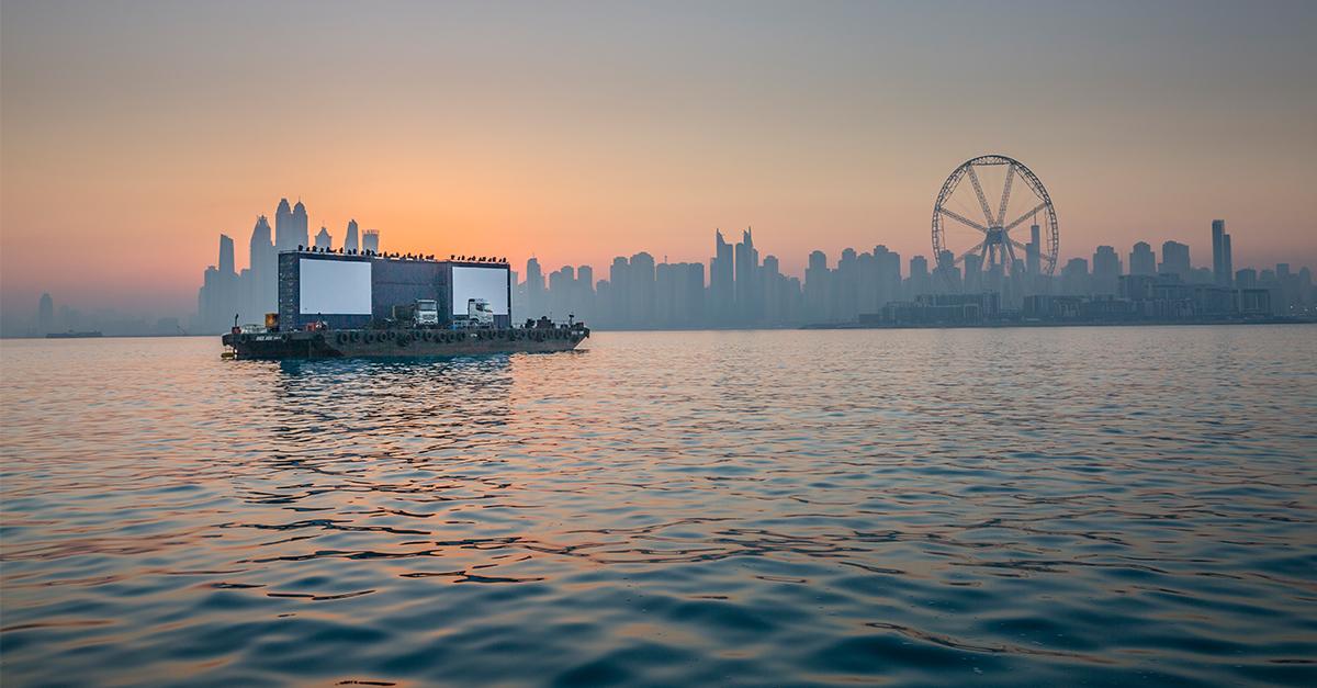 Schwimmende LKW- Präsentation in den Vereinigten Arabischen Emiraten vor dem Dubai Eye. 