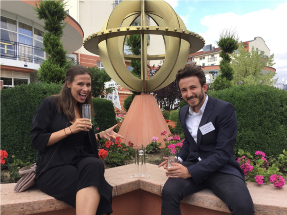 Elisabeth Fritz und Stefan Biederer, beide Event Manager bei planworx, sind stolz auf den Team Award.