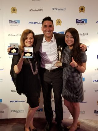 Alexandra Gaspar, Dominik Soemantri und Anika Tang bei den Stevie Awards.