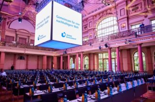 Der 4 x 4 Meter große LED-Cube sorgte passend zur WM für Public Viewing Atmosphäre