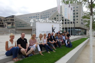 Das Team der IKuM GmbH freut sich über den 1. Geburtstag der kING Kultur- und Kongresshalle Ingelheim.