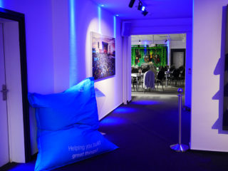 Blick vom Flur in den Konferenzraum im neuen ITC von Prolyte