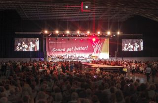 Veranstaltungstechnik von Pink Event Service in der dm-Arena der Messe Karlrsruhe