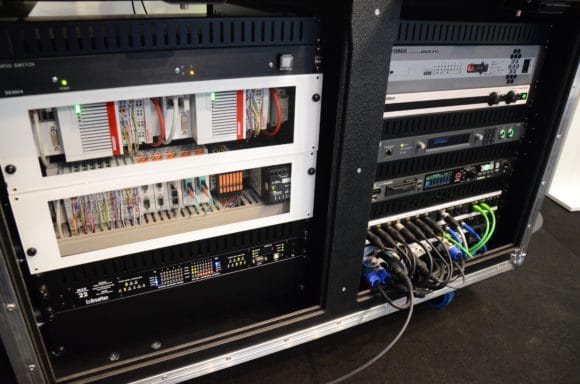Das SPS-System des Adunas Inspizientensystems besteht aus industriellen Komponenten des Herstellers Beckhoff. Diese sowie eine moderne Netzwerkarchitektur wurde am Beispiel eines Technik-Racks demonstriert mit Produkten von BroaMan, Odin von RTS Intercoms und Yamaha.