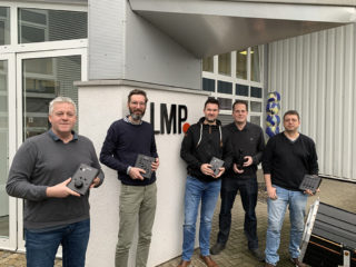 Vertriebsteam von LMP und Follow-Me vor dem Eingang des LMP-Gebäudes in Ibbenbüren