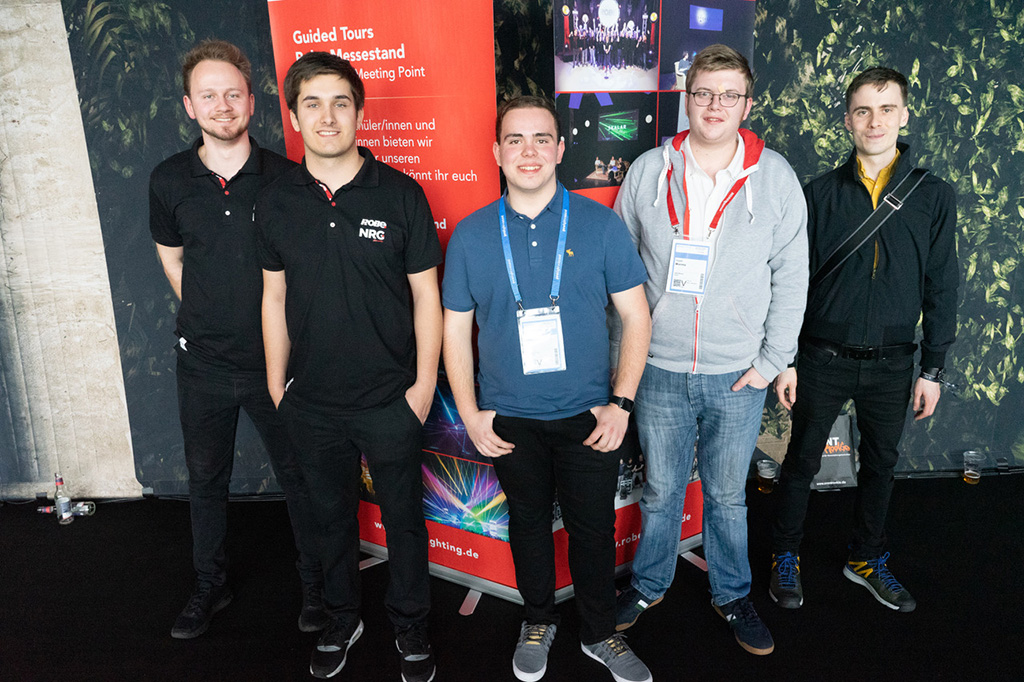 geführte Standführungen für Studenten und Berufsschüler über den Messestand von Robe Lighting