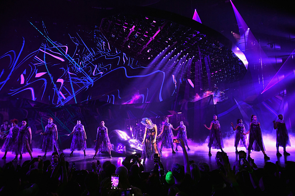 Lady Gaga und Tänzer bei der Enigma Show in Las Vegas