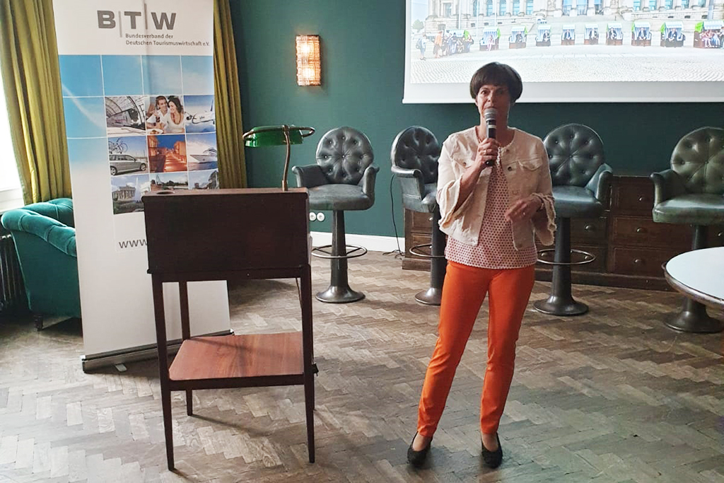 Ilona Jarabek vorm Tourismusausschuss in Berlin