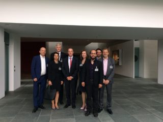 Termin im Bundeskanzleramt: In der Mitte Ministerialrat Helge Hassold (Bundeskanzleramt), ganz links: Detlef Wintzen als Fachvorstand Politik + Gesellschaft für den Kommunikationsverband e.V.