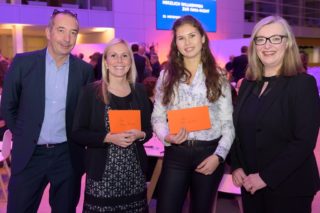 Preisverleihung für den Messe-Impuls-Preis (von links): Hans-Joachim Erbel, Vorstandsvorsitzender FAMA, Doreen Richter (2. Preis), Sofia Zindler (1. Preis) und Carola Schwennsen, stellvertretende Vorsitzende FAMA