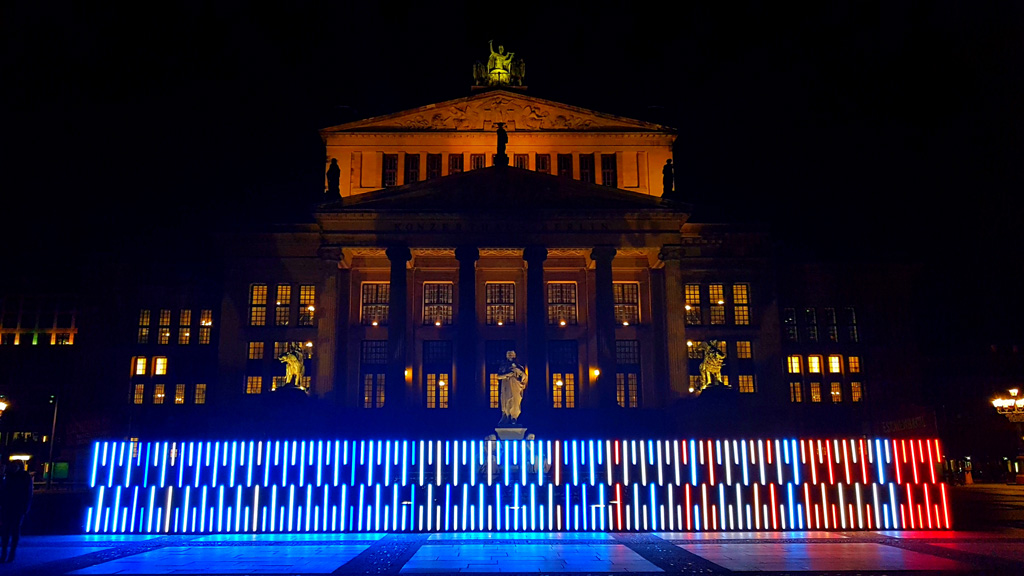 Lichtinstallation mit Astera-Tubes vor dem Berliner Gendarmenmarkt