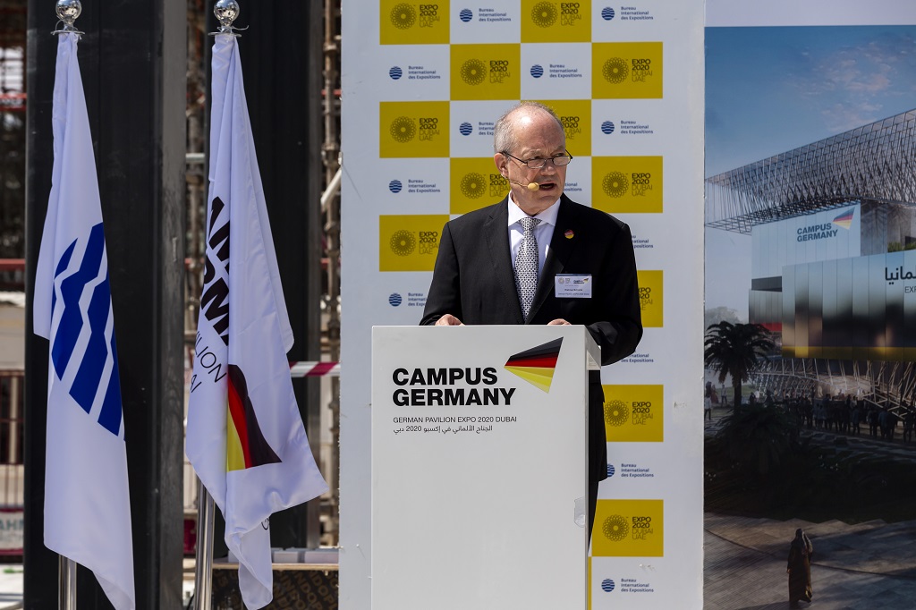 Dietmar Schmitz, Generalkommissar Deutscher Pavillon EXPO 2020 Dubai, während seiner Ansprache vor geladenen Gästen und Partnern zum Richtfest des Deutschen Pavillons EXPO 2020 Dubai.