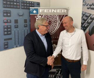 Thomas Fischer (Geschäftsführer Chauvet Deutschland) und Gerhard Feiner (Geschäftsführer Feiner Lichttechnik)