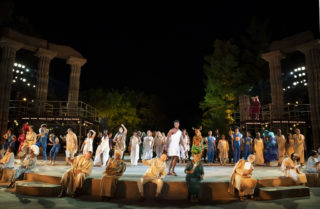 Bühne mit Ensemble und Licht