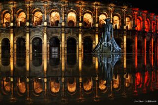 Beleuchtete Torbögen des Amphitheaters